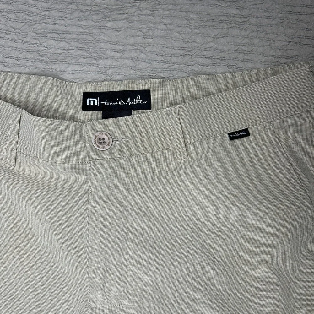 TravisMathew Mens Golf Shorts Khaki Tan Performance Stretch Size 32 10in Inseam